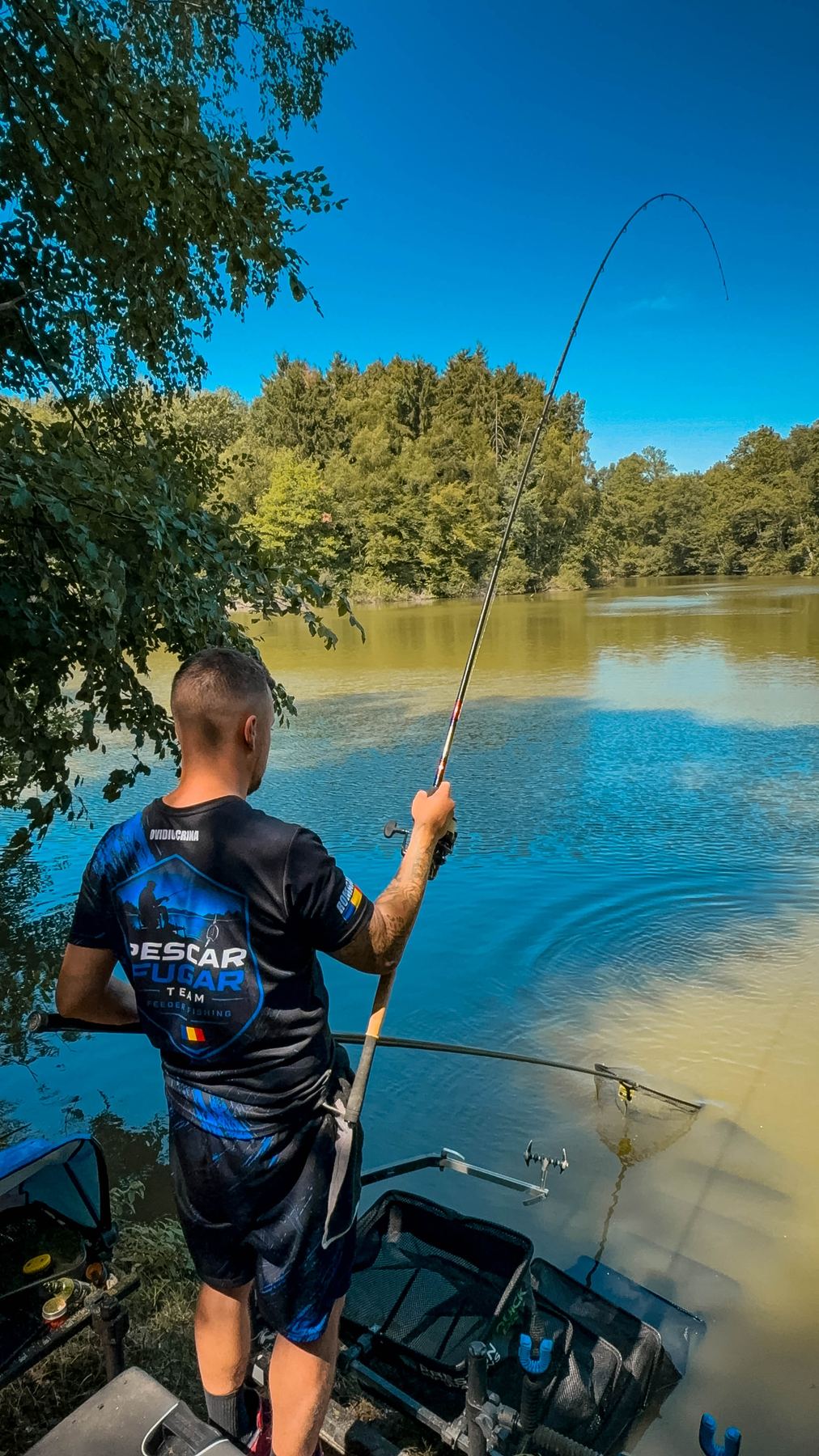 Pescar din echipa Pescar Fugar Team în luptă cu o captură, pe malul bălții Pop Up Kings-Weiher